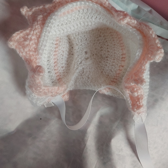 Handmade pink and white crochet baby hat bonnet - Picture 4 of 4